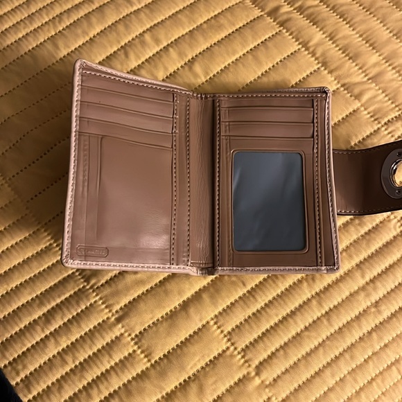 Women’s Coach Tan and Brown all leather wallet - Picture 2 of 4
